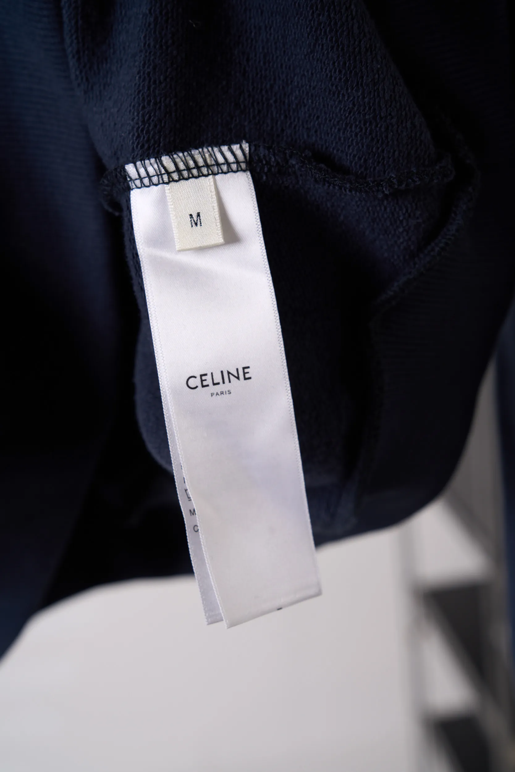 [Real auction] Celine/Céline Paris letter printed logo round neck sweatshirt (women's style) [In Stock] S M L custom-dyed densely woven fish scale sheared cotton material, fine and fluffy, soft and skin-friendly. The navy blue base color settles the retro tone, and the burgundy contrasting color evokes the college charm, gently interpreting the casual and free girl's posture. The iconic Celine Paris arch print is placed on the chest of the body, and the Retro school font is layered in contrasting colors, which is neat, full and powerful; the cuffs are embellished with exquisite hand-embroidered logos, which are low-key and hidden in the sleeves, and the light and dark echo each other. The soft dropped shoulders and loose fit take into account relaxation and neat lines. The moderate length flatters the body shape and creates a casual retro college girl silhouette. The style is evident in the details, relaxed yet refined, interpreting the retro accent of contemporary girls. 1. Imported machine embroidery technology uses advanced computer control systems and precision mechanical components to precisely create the iconic TRIOMPHE logo embroidery, with smooth and delicate lines and a full sense of sophistication. 2. Glue printing: Use glue liquid paint to print patterns on the fabric, and bake the fabric to fix the printed pattern. 3. Fermentation washing treatment: The fabrics have been fermentation washing, which makes the hand feel and texture better, is not easy to deform, shrink, and fade, and maintains long-term beauty and loose fit.